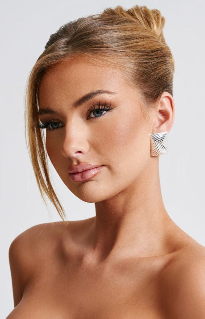 Bronte Küpe - Gümüş, büyük kare şekli ve oluklu tasarımıyla