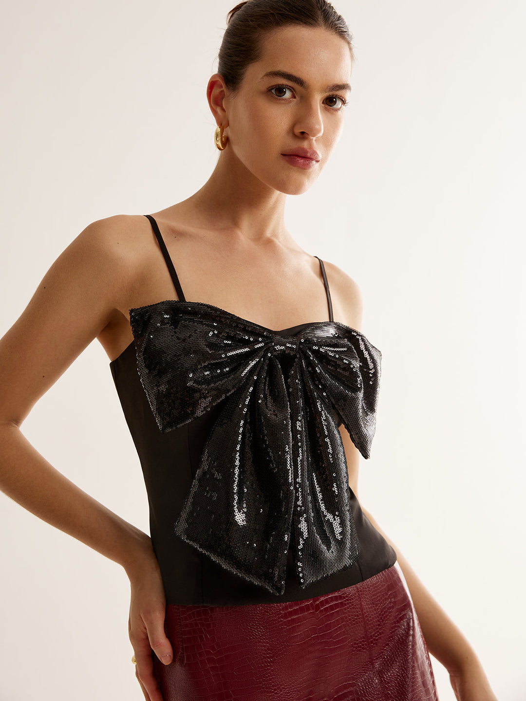 Pul payetli kemerli askılı üst, Svelte Chic tarafından