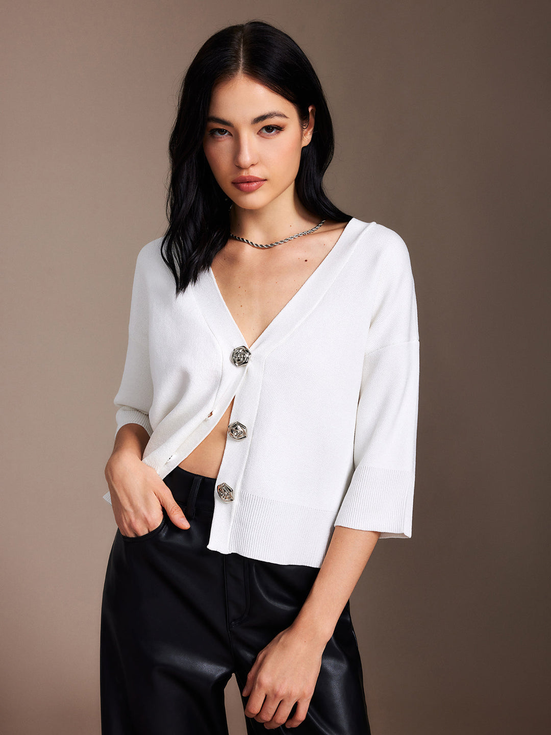 Çiçek düğmeli V yaka hırka Svelte Chic