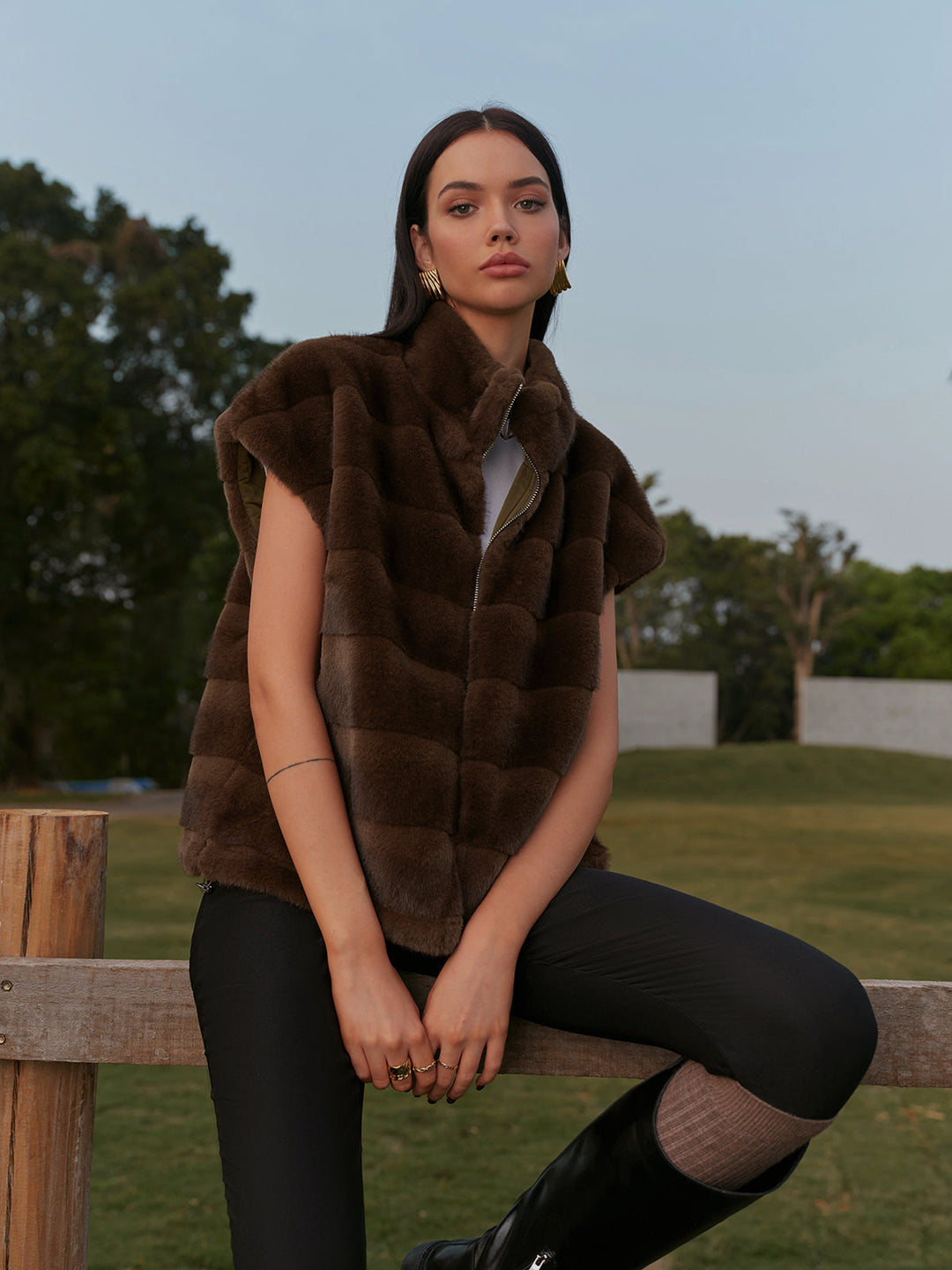 Dönüşümlü minky yelek, ipli ve fermuarlı kapatma ile şık görünüm