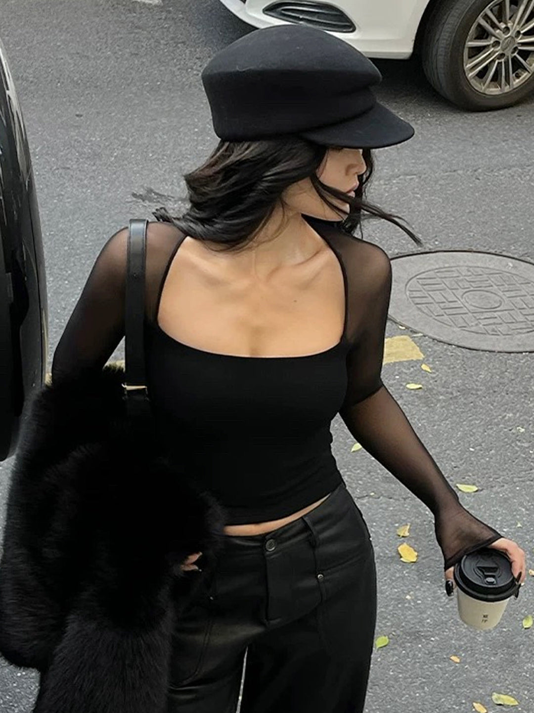 Kare Yaka Panel Kısa Bluz - Şık ve Cazibeli Tasarım