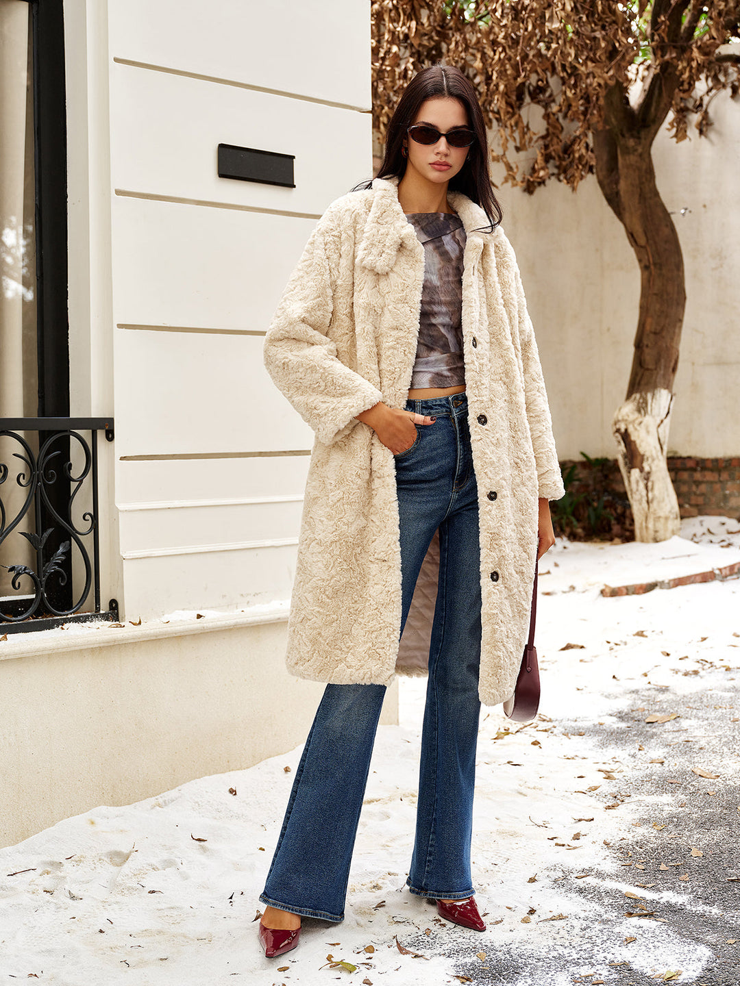 Şık yüksek yaka palto ile kadın modası