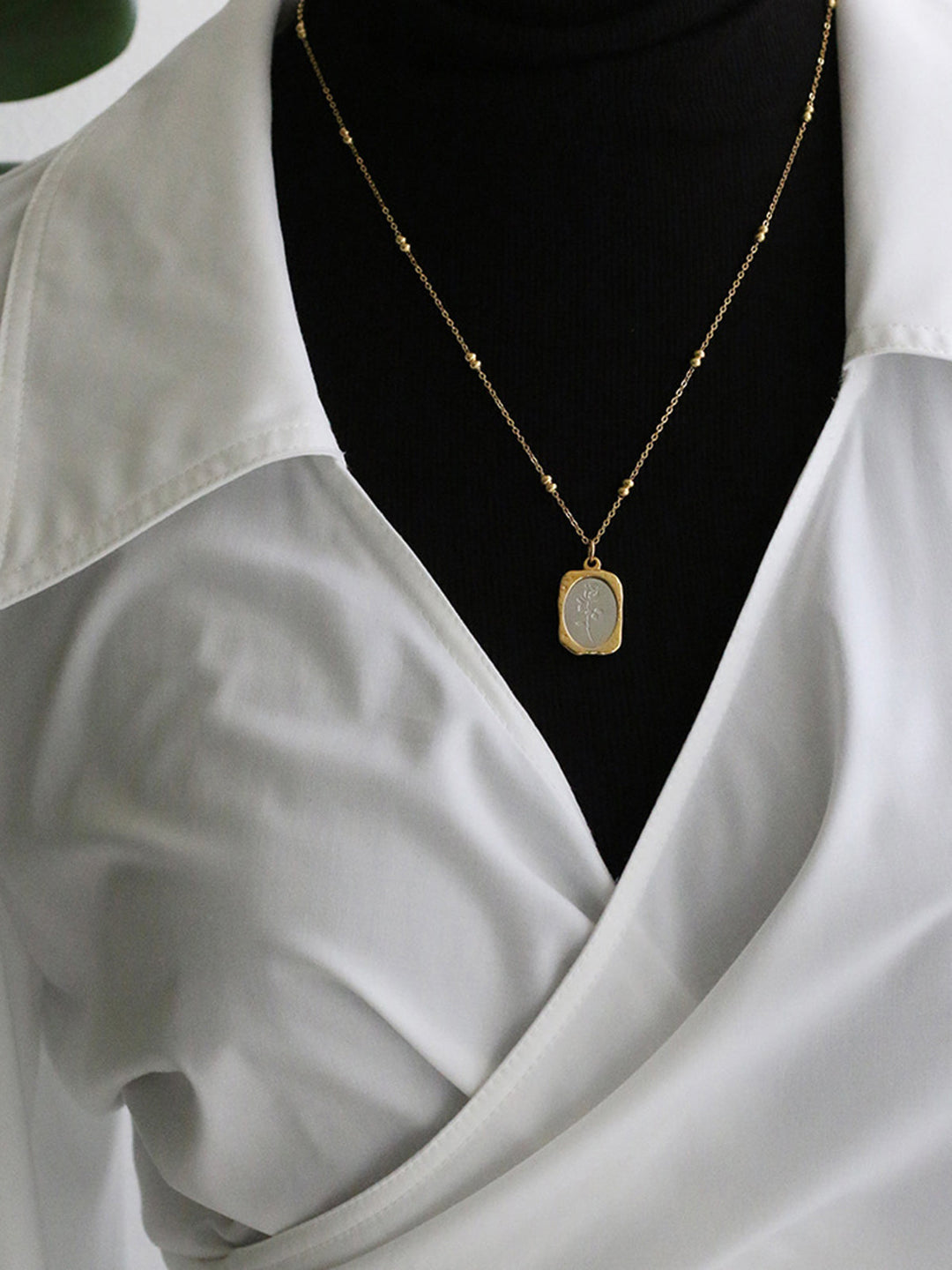 Kabartmalı Gül Kare Kolye - Svelte Chic