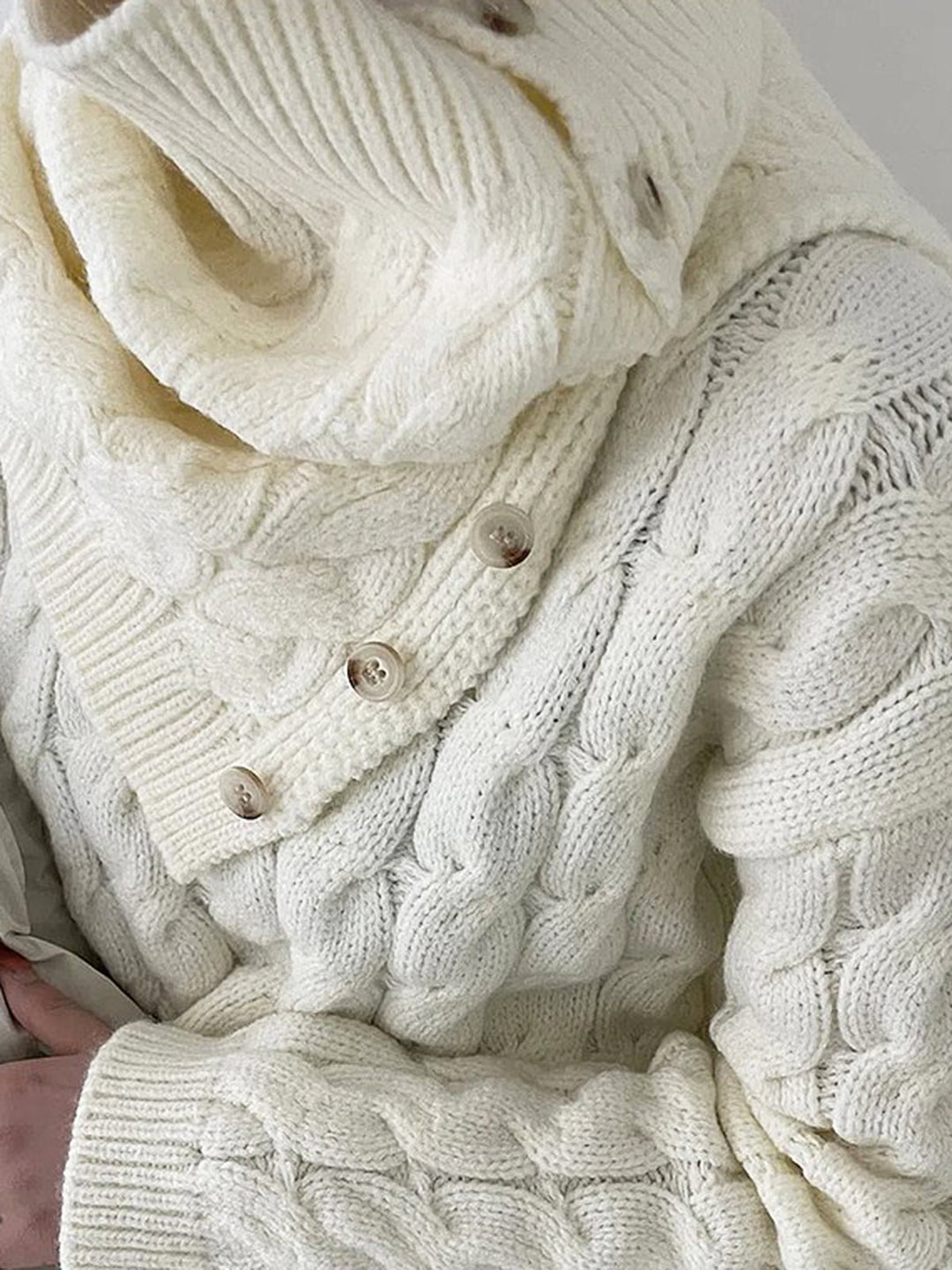 Düğmeli Kaşmir Yün Kazak - Sıcak ve Şık Tasarım