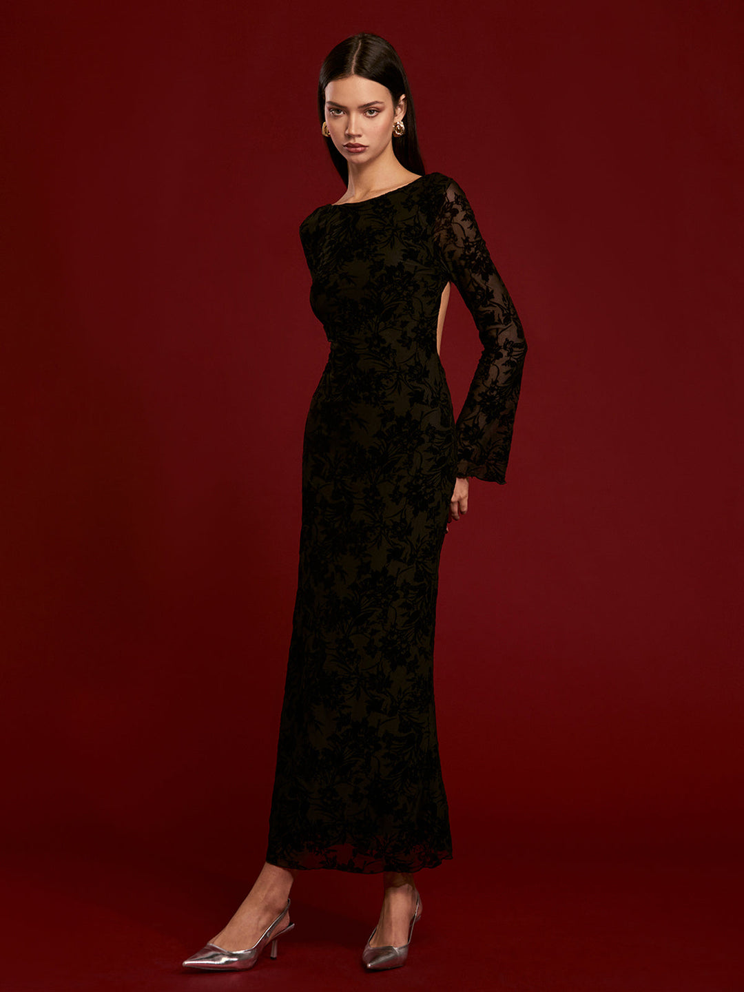 Bağcıklı sırt dekolteli kadife elbise, şık ve cazibeli tasarım