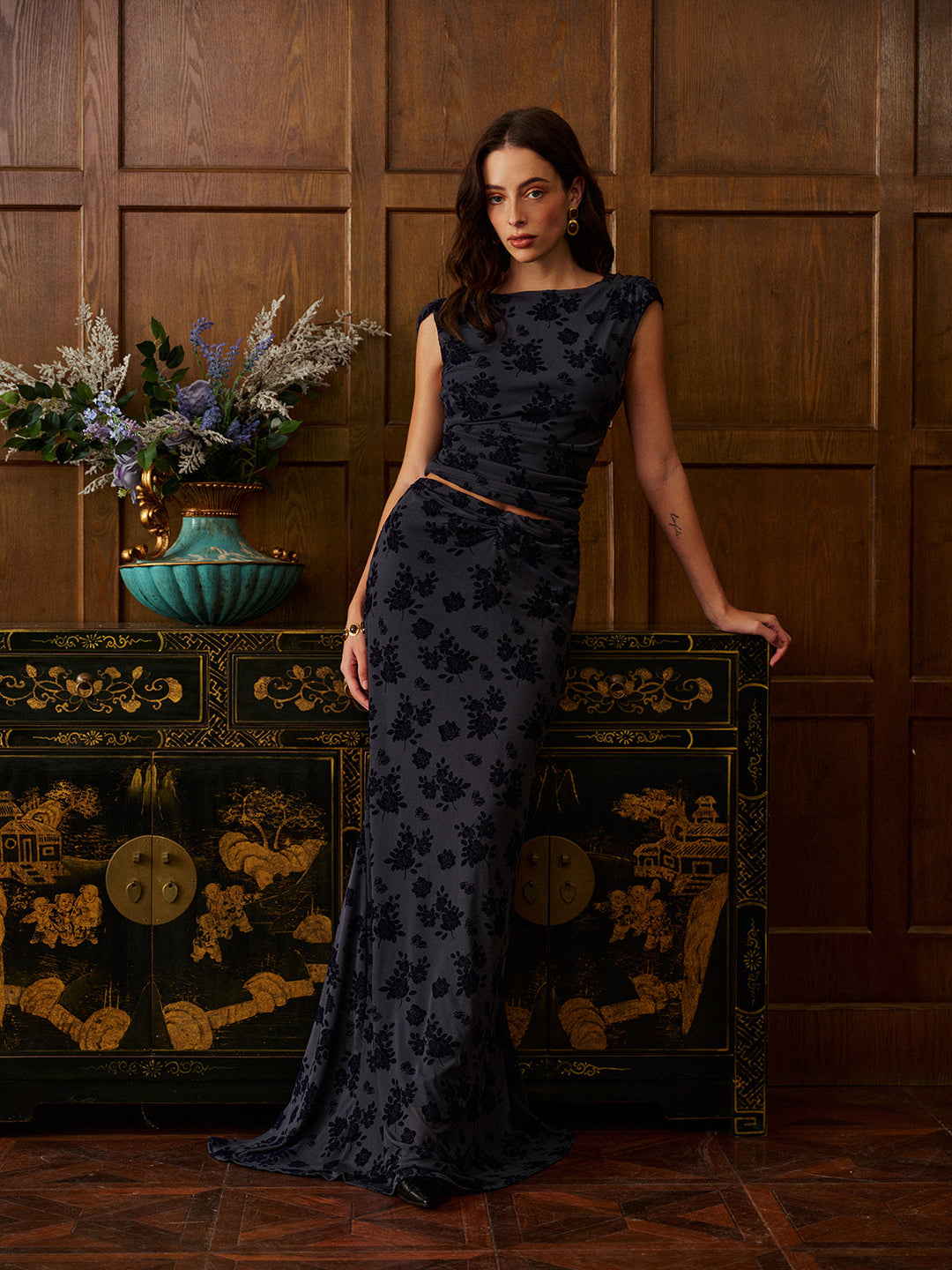 Sırt açık kadife çiçek desenli etek takımı