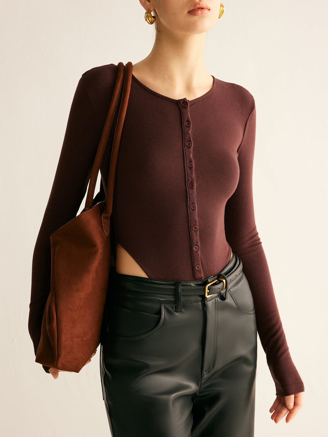 Düğmeli Jarse Bodysuit giyen model