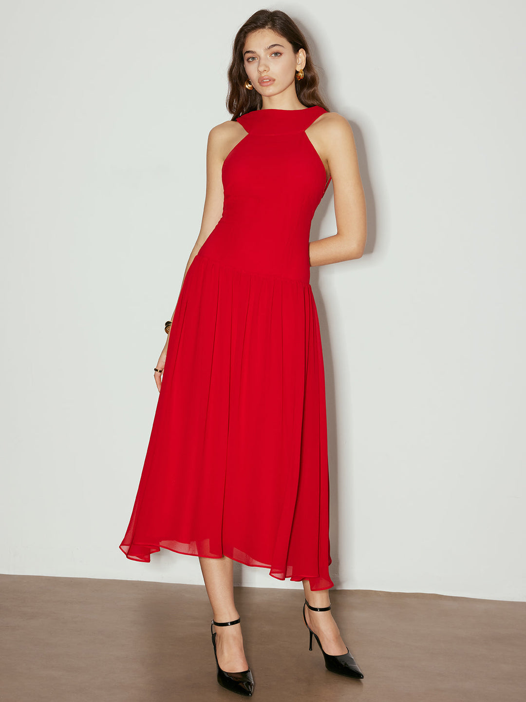 Sırtı açık kolsuz şifon panel elbise