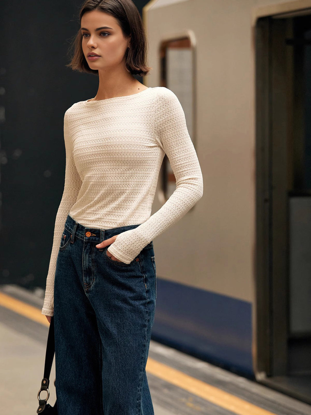 Minimalist Parmak Deliği Plise Üst - Şık ve Rahat Tasarım