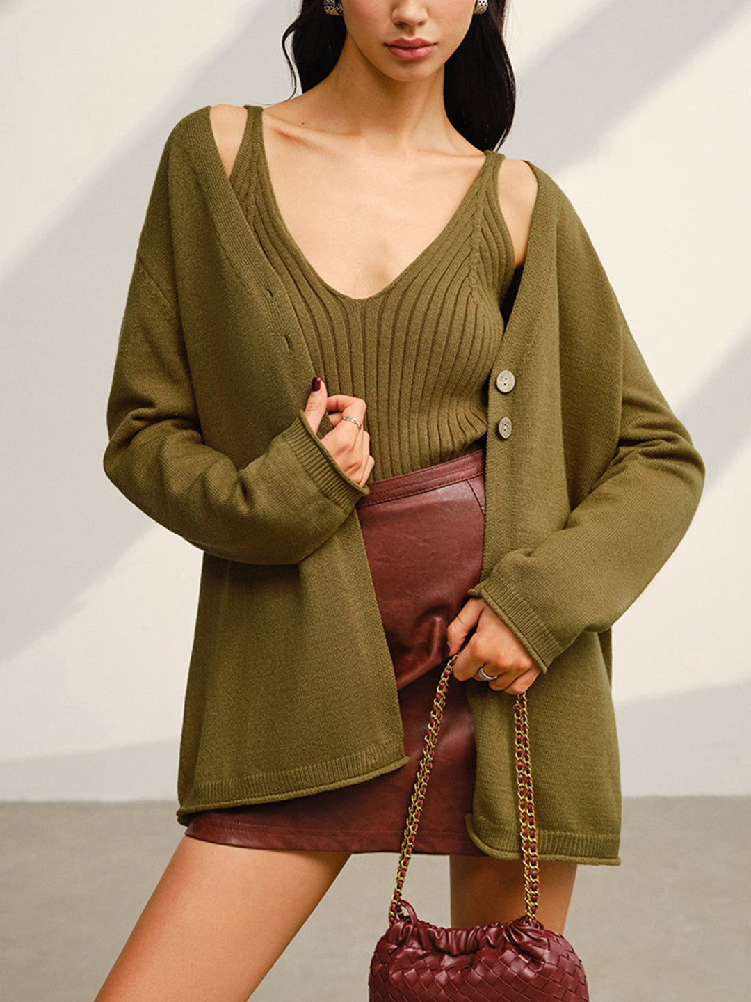 Şık V Yaka Ribanalı Kazak Takımı ile modern bir görünüm