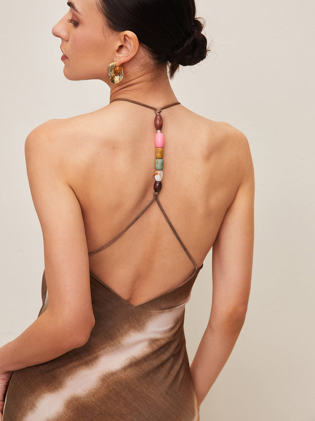 Baskılı büzgülü yaka sırtı açık uzun elbise