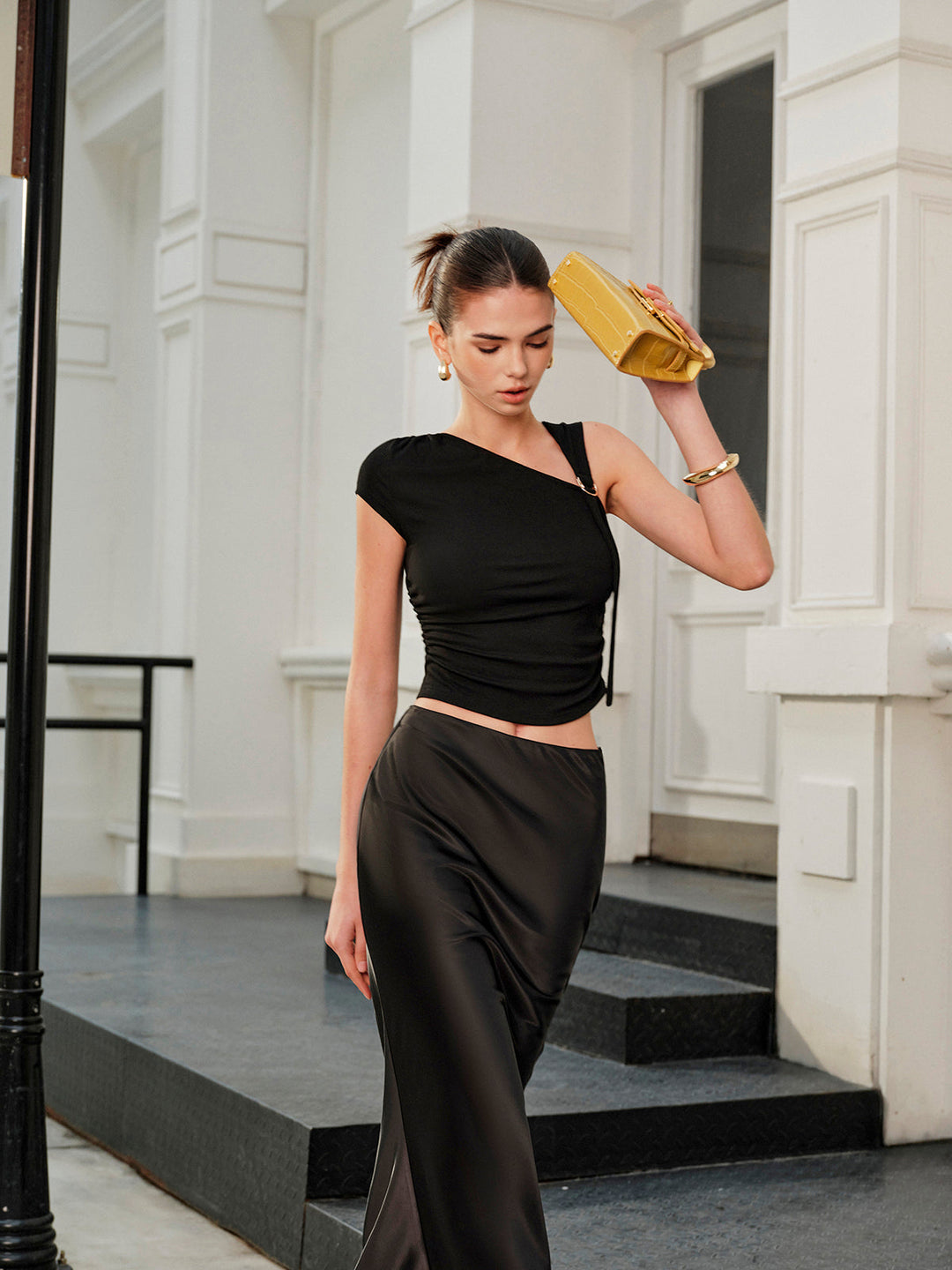 Asimetrik yaka kısa üst, Svelte Chic koleksiyonu