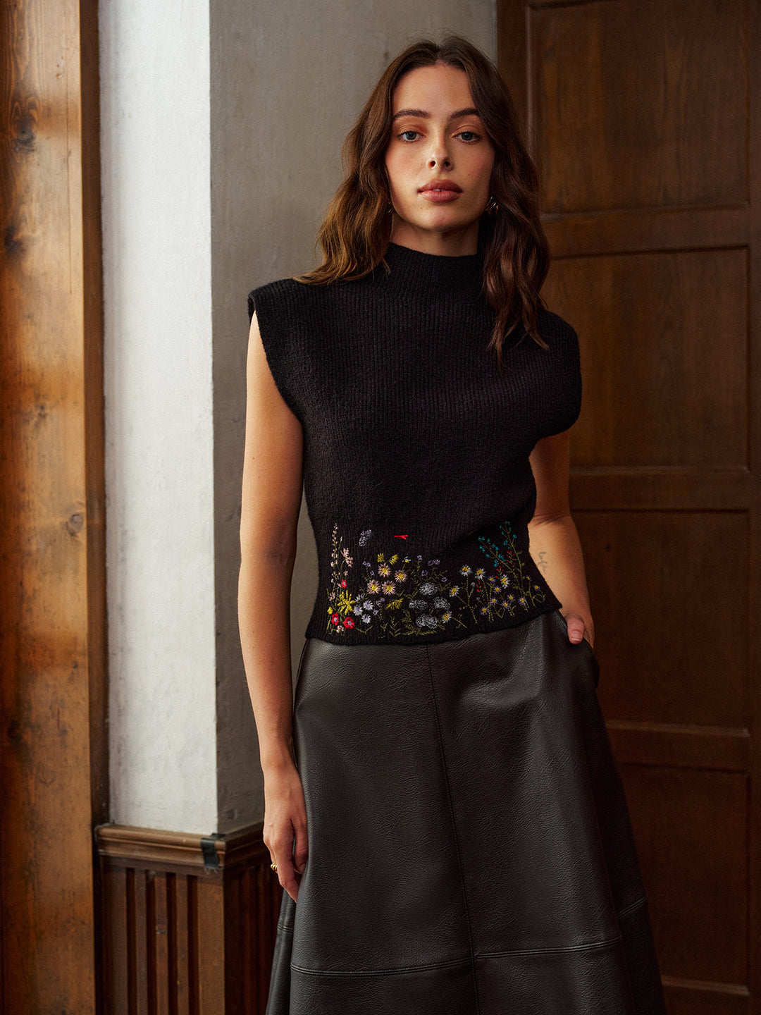 Şık çiçek desenli işlemeli yelek, dik yaka ile