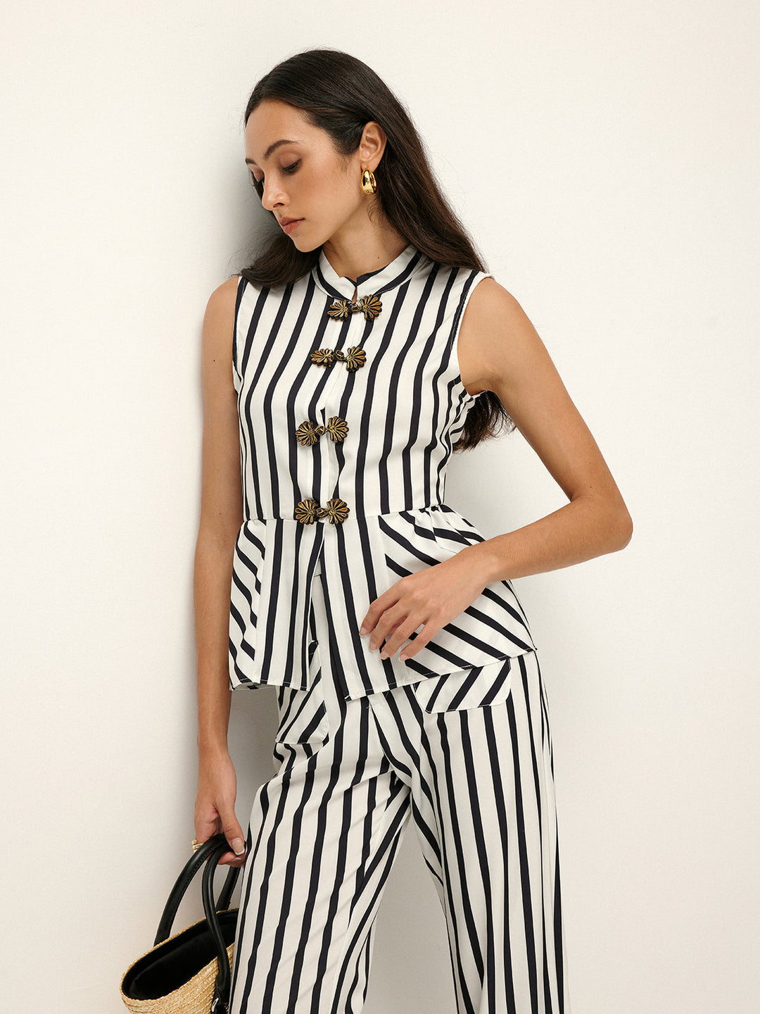 Çizgili Düğmeli Pantolon Takımı ile modern ve şık bir görünüm