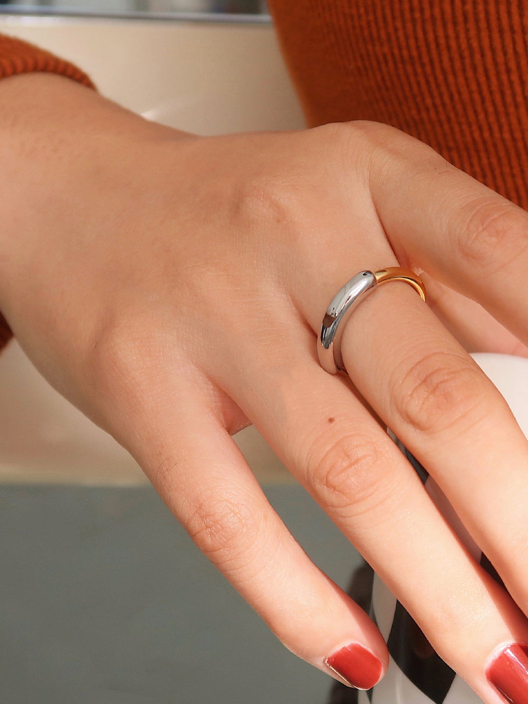 İki tonlu parlak halka yüzük, titanyum çelik