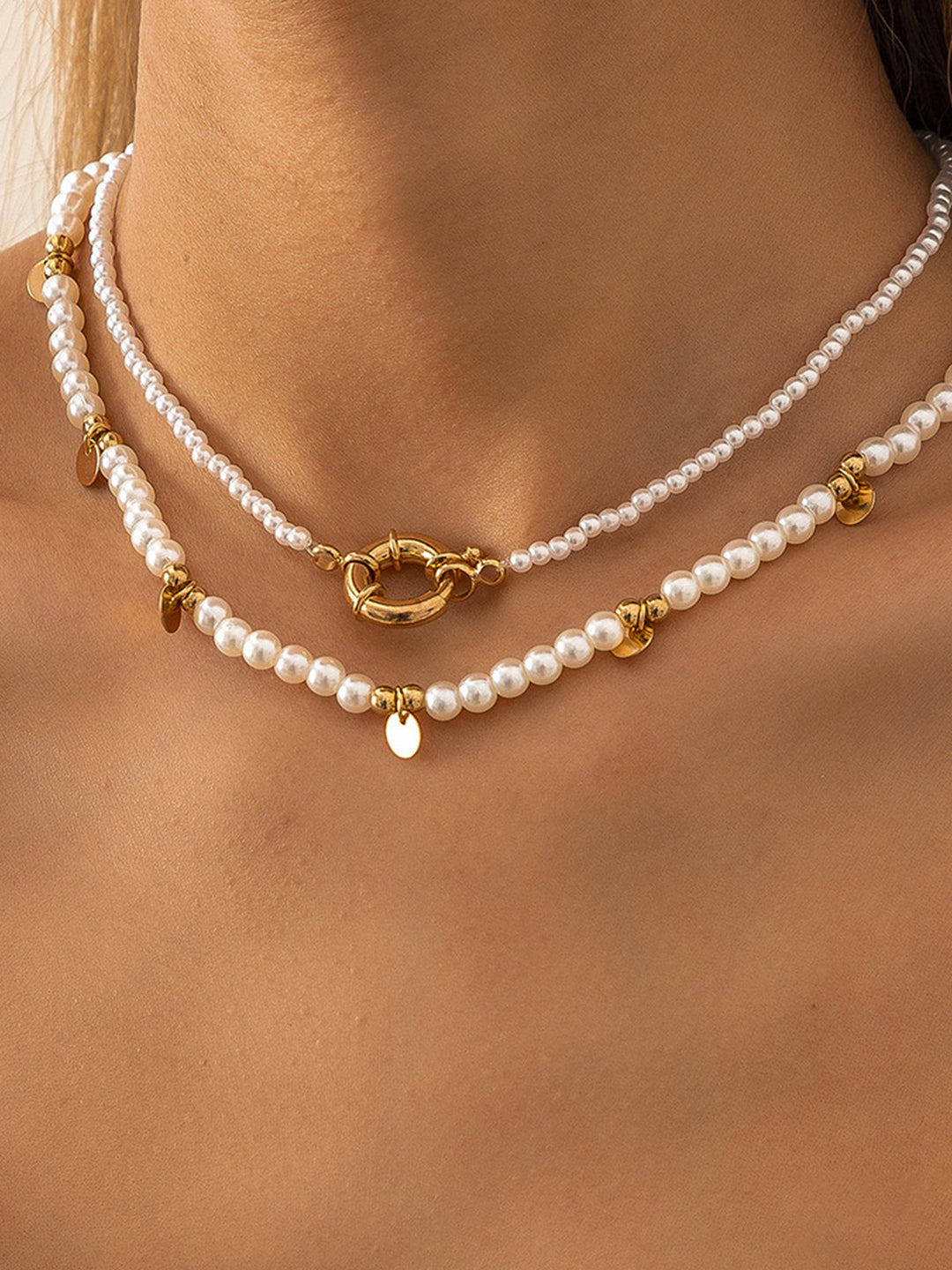 İki adet inci boncuklu altın halka kolye