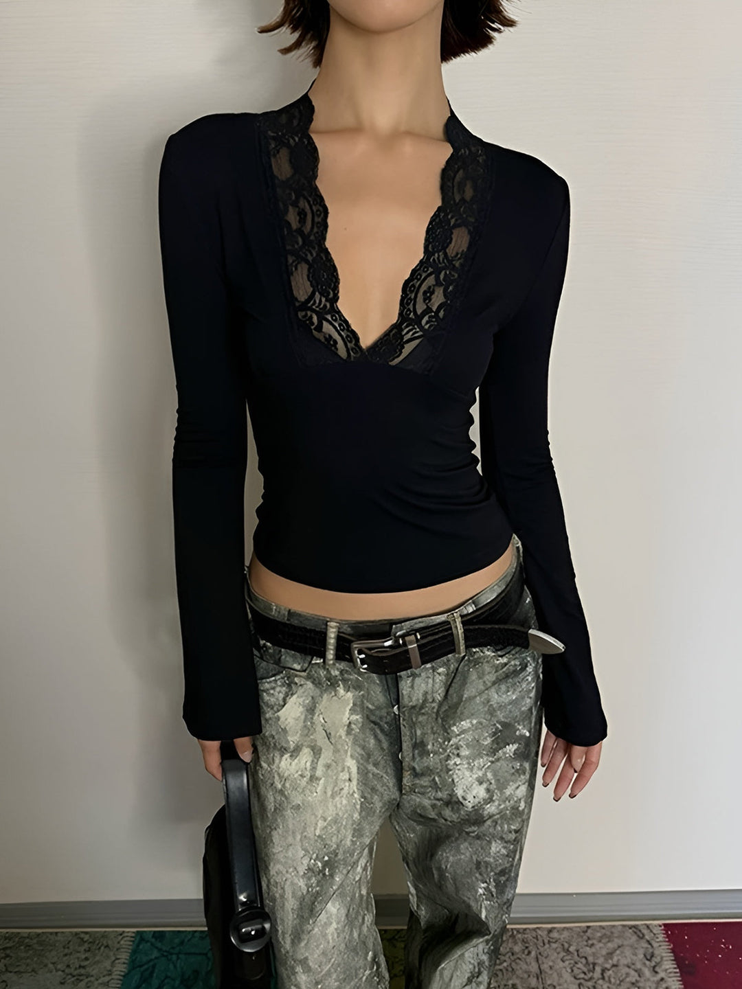 Dantel süslemeli V yaka t-shirt, uzun kollu ve şık tasarım