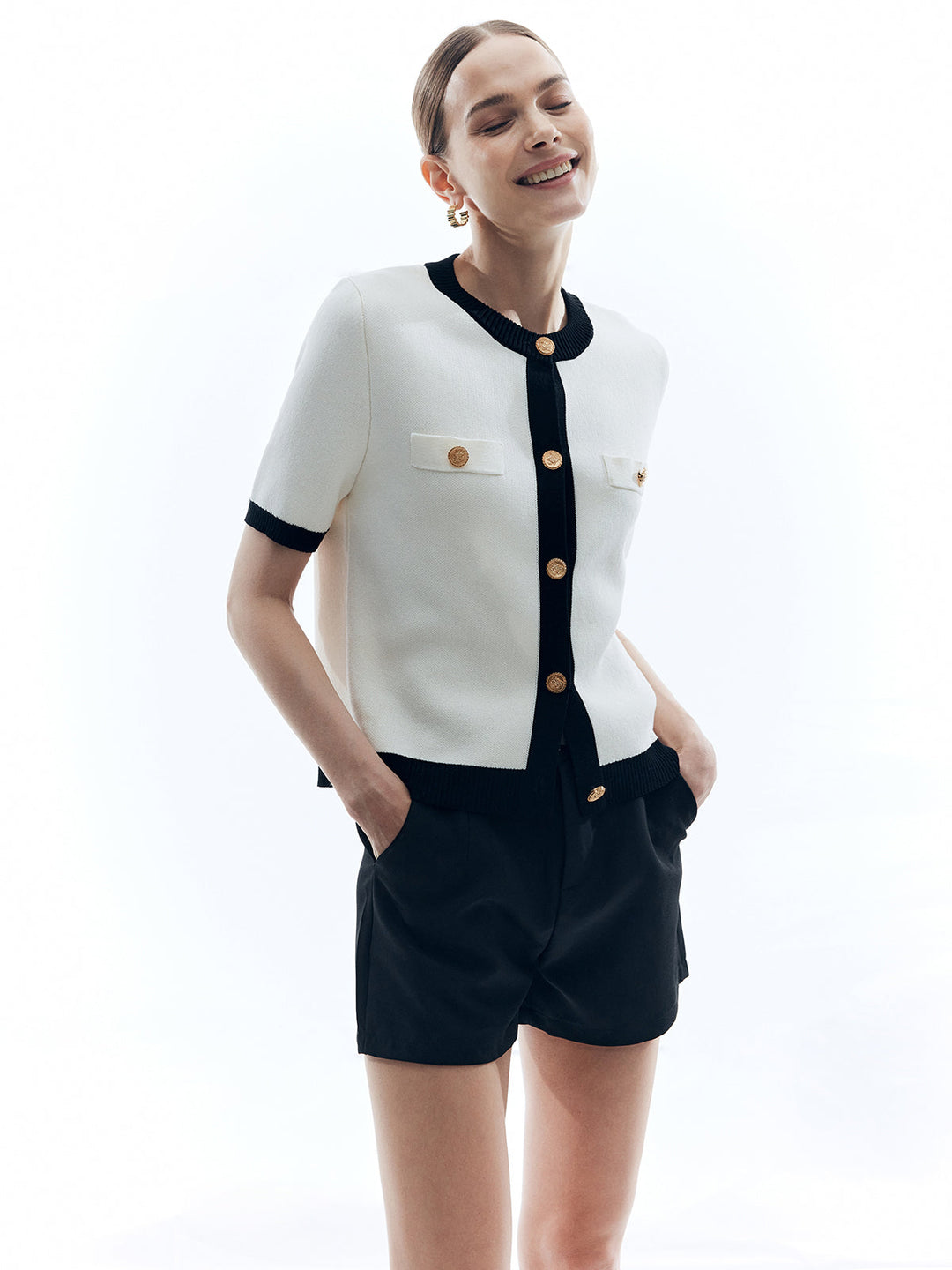 Metal düğmeli kontrast kesimli örgü üst