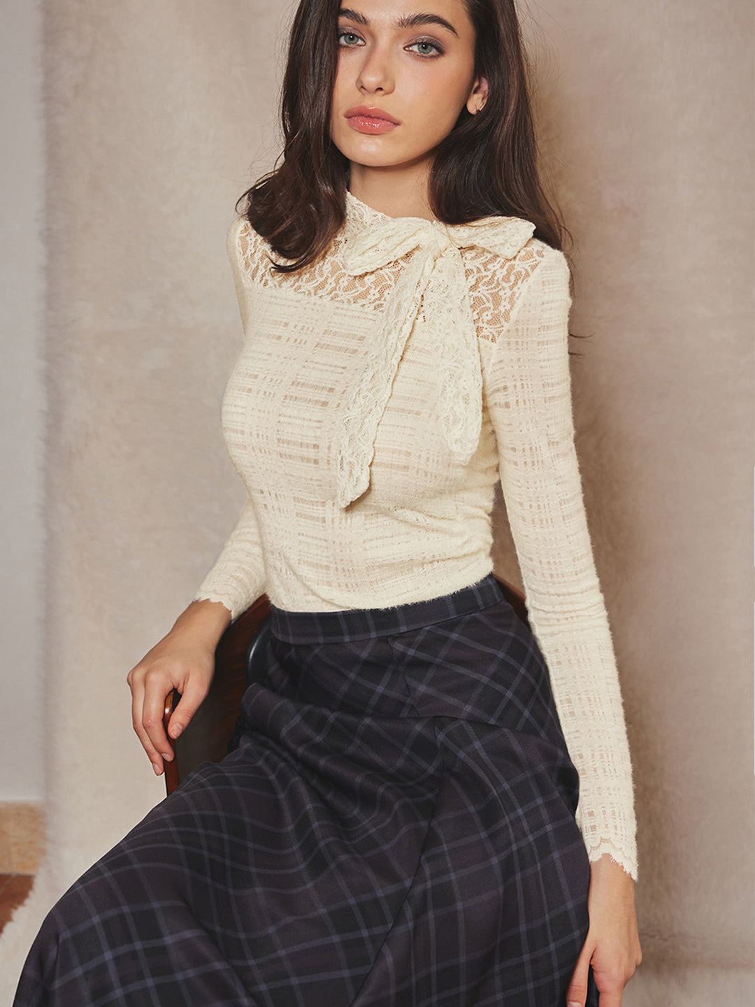 Şık dokuya sahip ince fit dantel fiyonk detaylı bluz