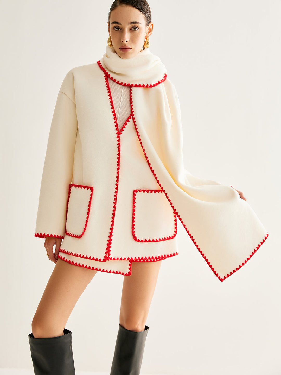 İşlemeli Kenar Detaylı Eşarp ile Tweed Kaban