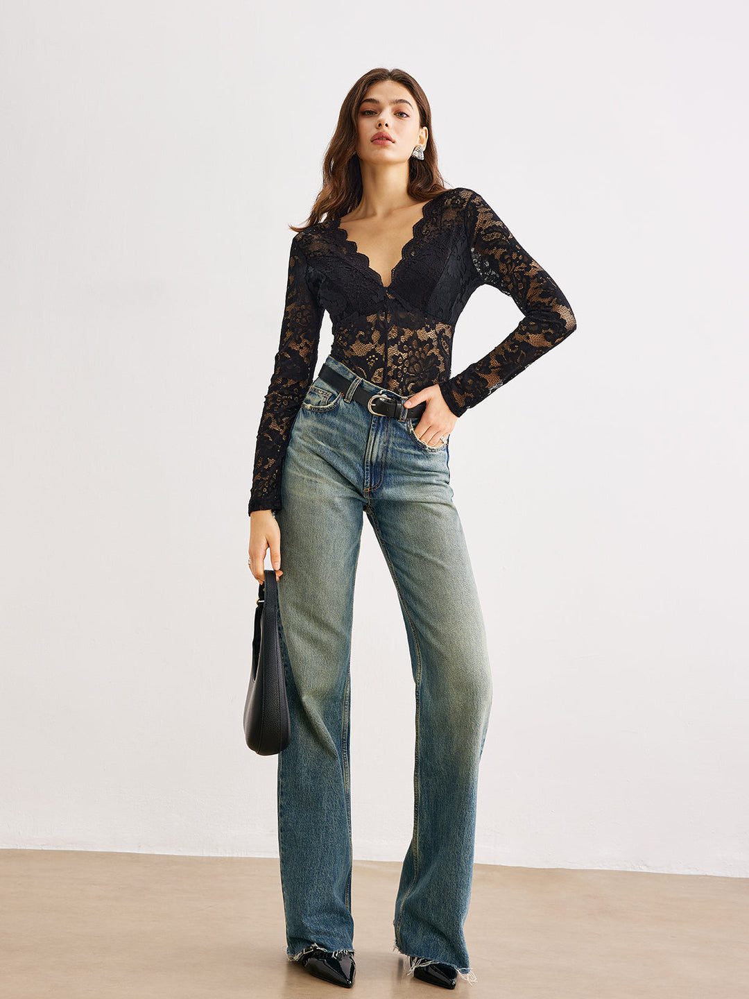 Şık dalgalarla kesilmiş dantel detaylı body