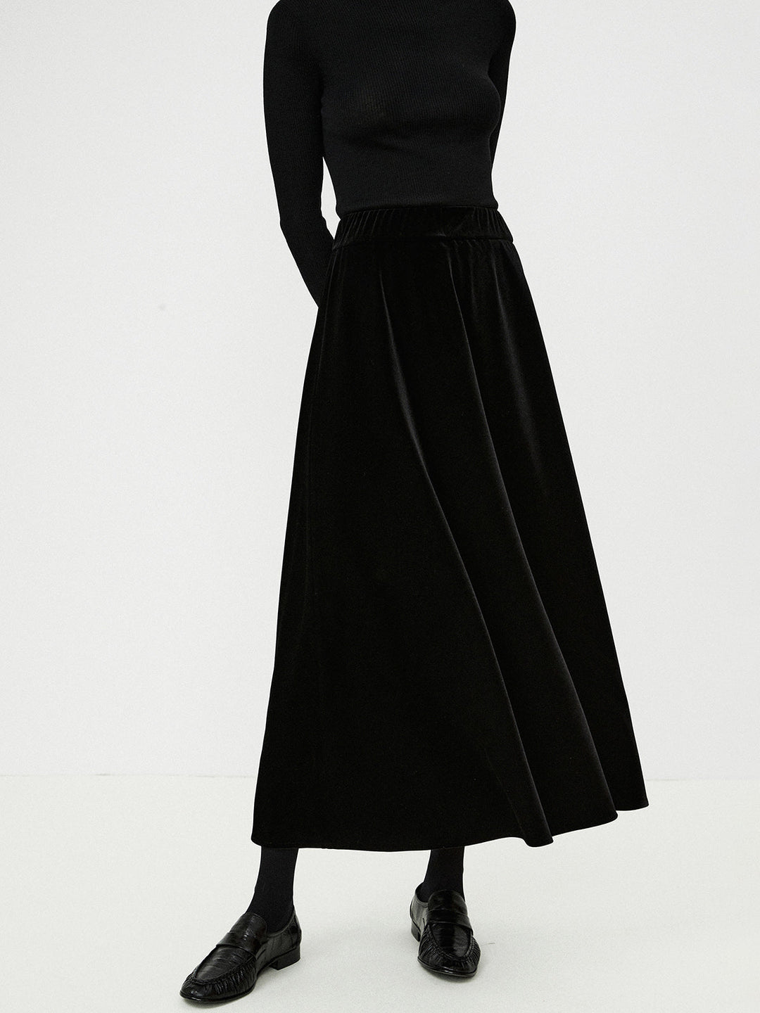 Kadife büzgülü etek, şık ve zarif bir görünüm sunuyor