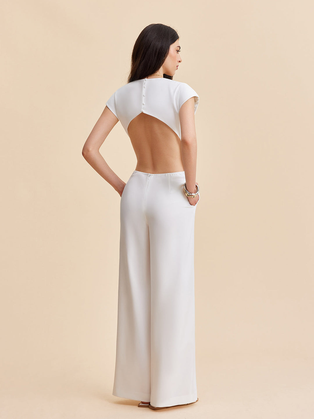 Sırtı açık, kolsuz şık tulum, zarif detaylarla