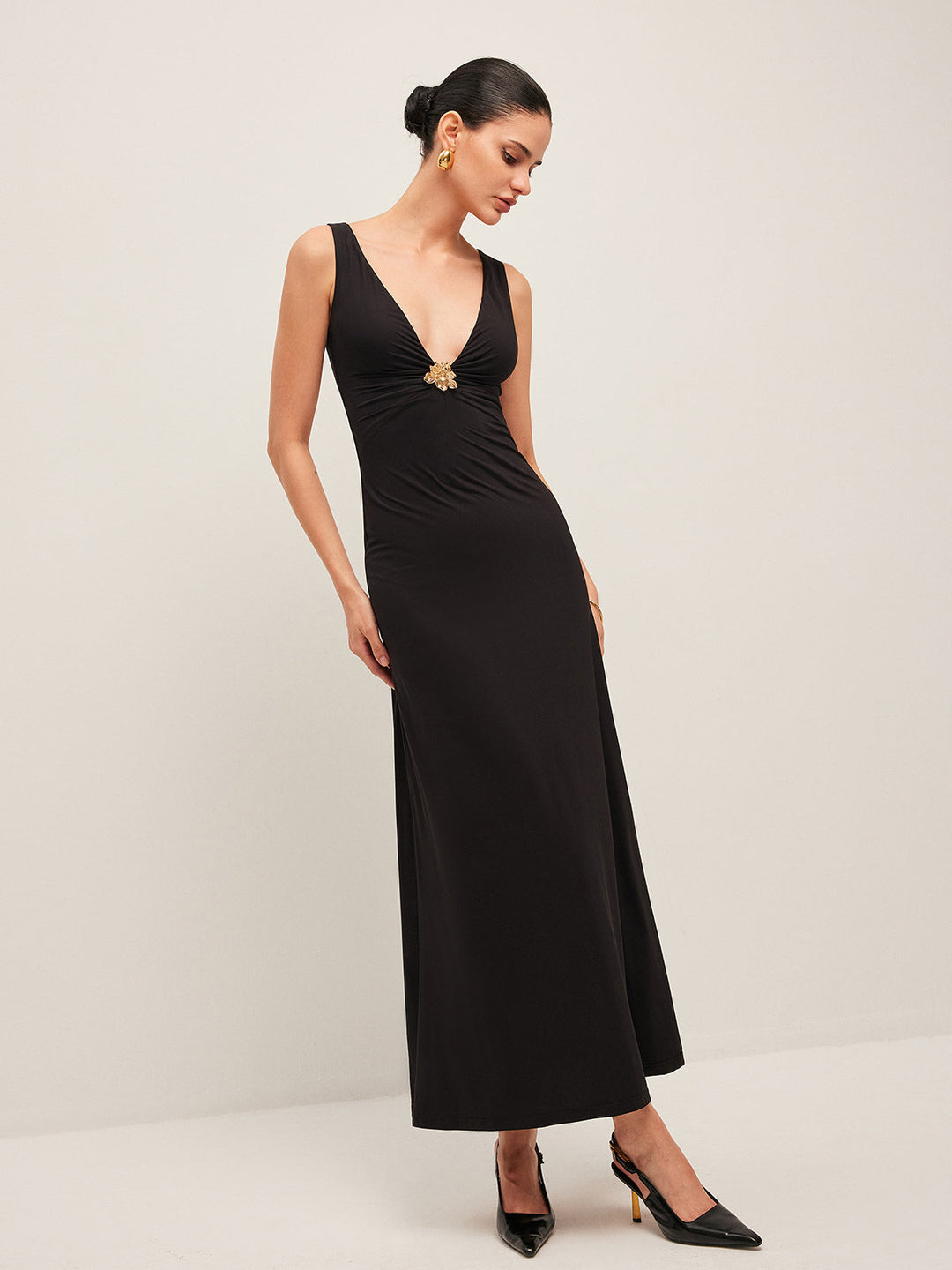 Altın çiçekli V yaka kolsuz elbise