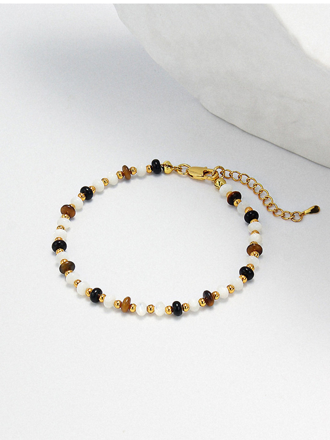 Kaplan Gözü Taşlı Boncuklu Bileklik, şık ve zarif tasarımıyla