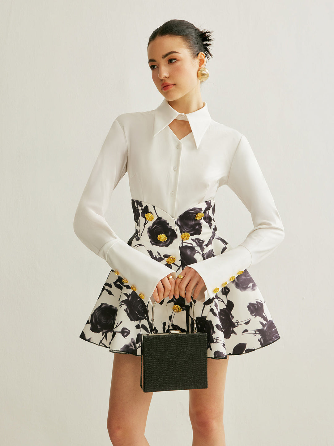 Şık Metal Düğme Kesikli Polo Tişört, modern ve zarif tasarım