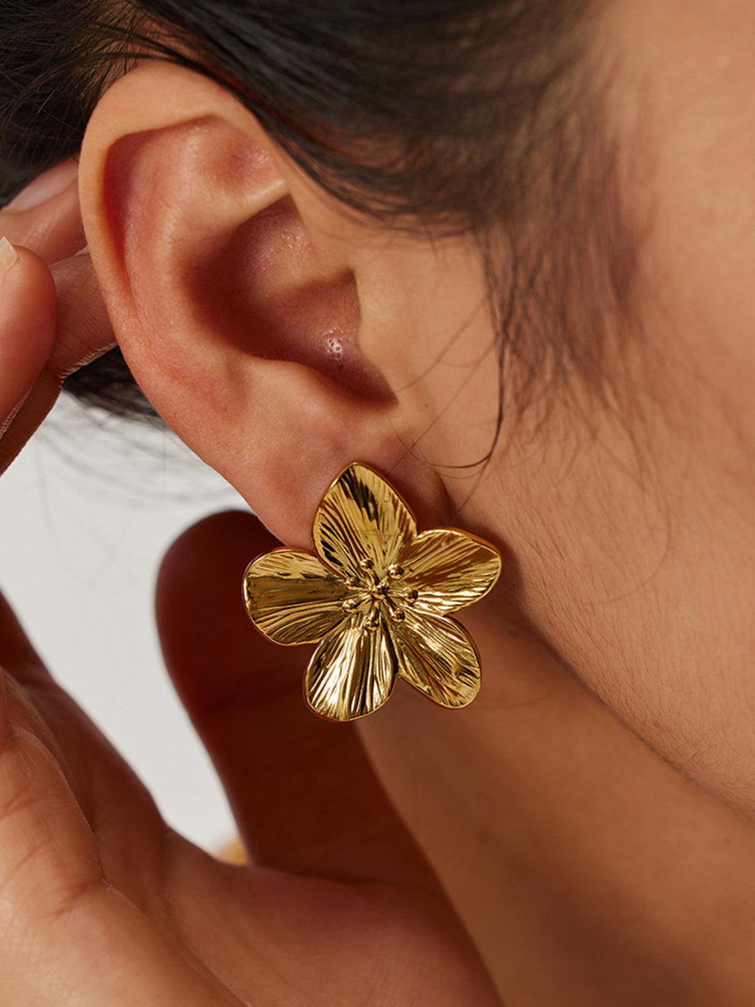 Svelte Chic Altın Çiçek Küpeler