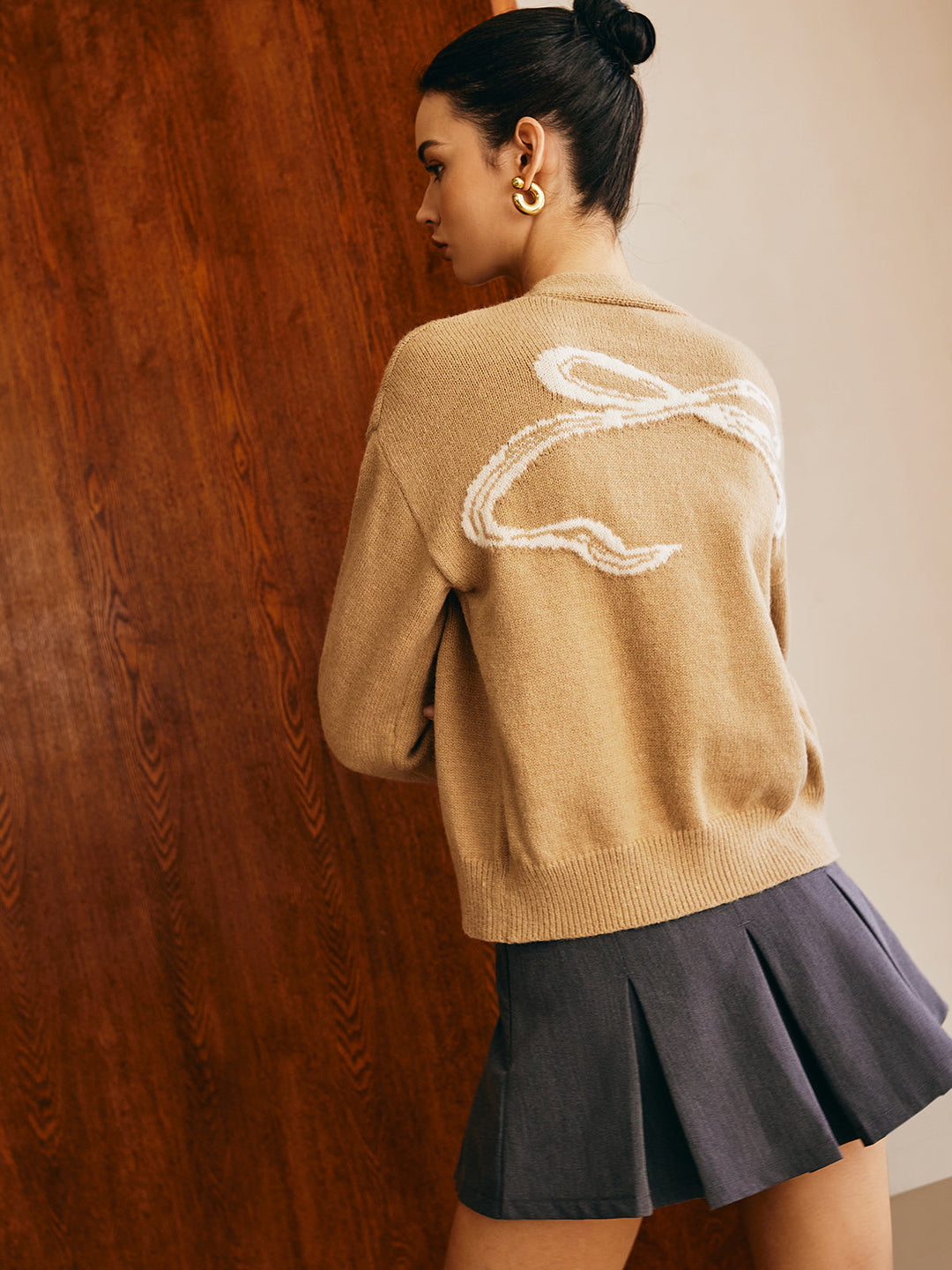 V-Yaka Fiyonklu Desenli Hırka, şık ve modern tasarımıyla