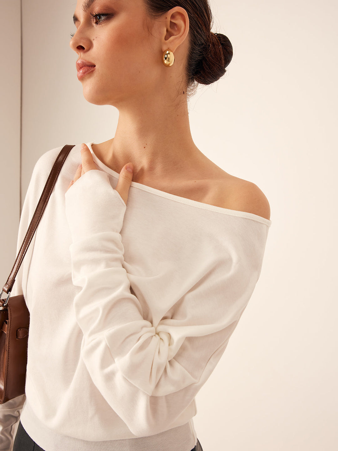 Minimalist Jarse Bluz, Svelte Chic markasına ait, asimetrik yakalı ve uzun kollu