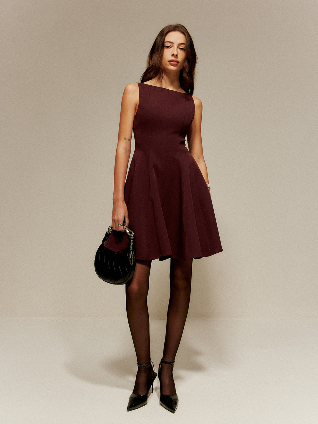 Pliseli Cepli Kısa Elbise şık ve zarif tasarımıyla