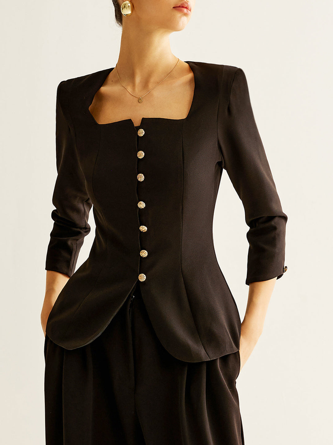 Kare Yaka Düğmeli Yırtmaçlı Bluz - Svelte Chic