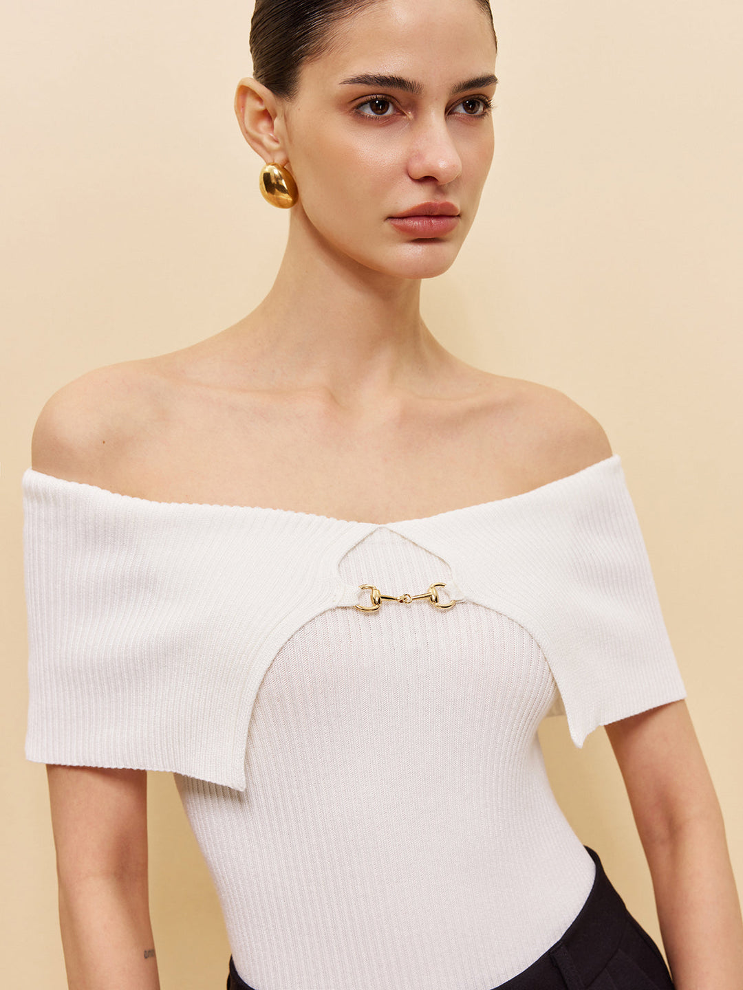 Şık açık omuzlu ribana dokulu üst, trendy zincir detaylarla