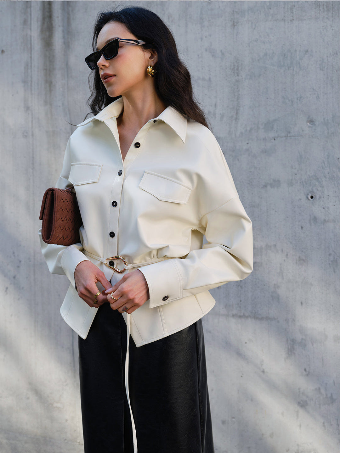 Şık suni deri düğmeli polo tişört, uzun kollu ve polo yaka