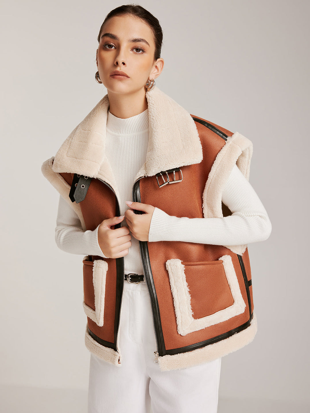 Kürklü yapay deri tokalı yelek