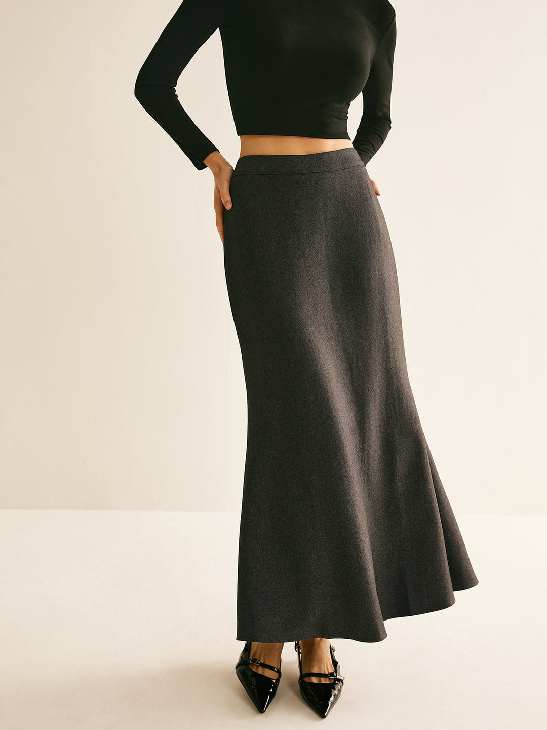 Normal kesim arkada yırtmaçlı etek, şık ve zarif tasarım