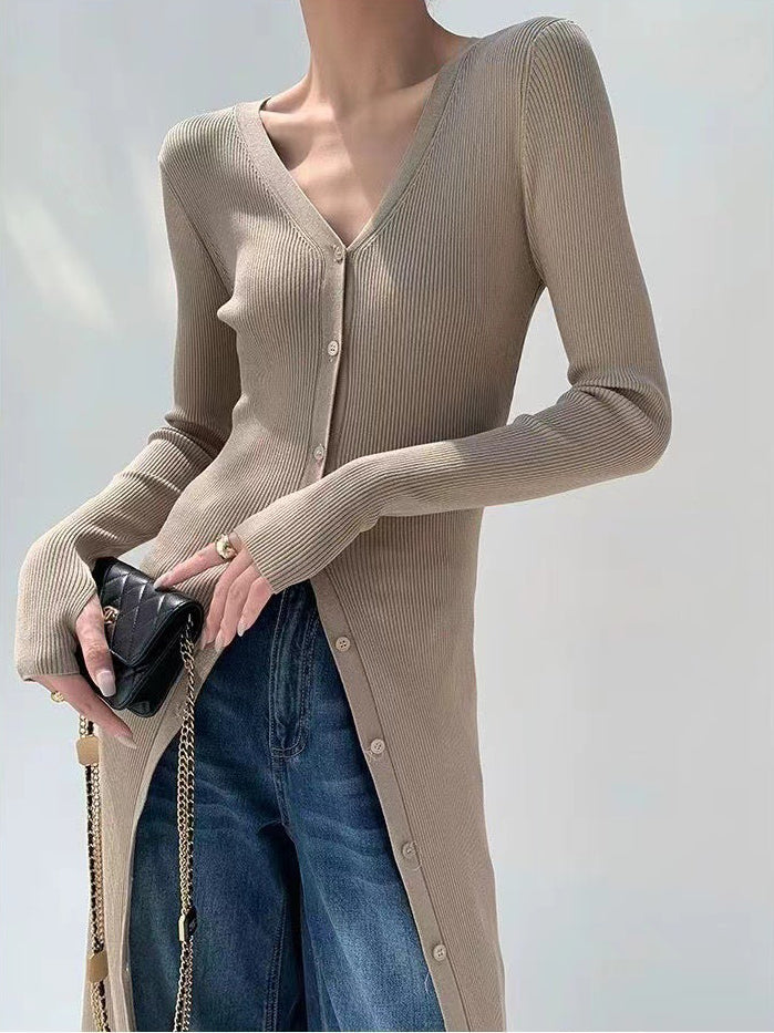 V-Yaka Düğmeli Dar Triko Elbise, şık ve modern bir görünüm sunuyor.