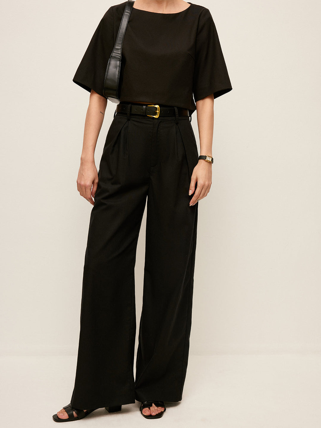 Şık yüksek bel geniş paça pantolon, kemerli ve cepli tasarım