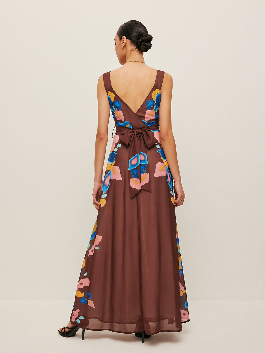 Zarif V-Yaka ve Fiyonk Detaylı Şık Baskılı Elbise