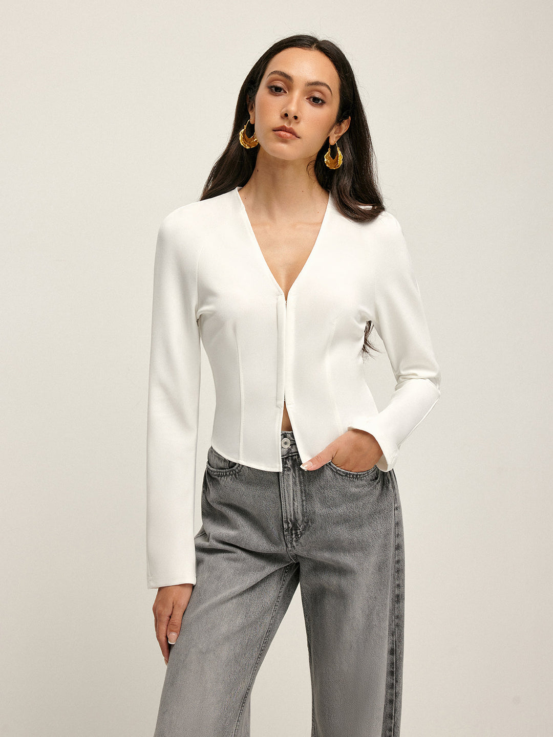 Düz Boru İnce Bluz, V yaka ve uzun kollu tasarımıyla