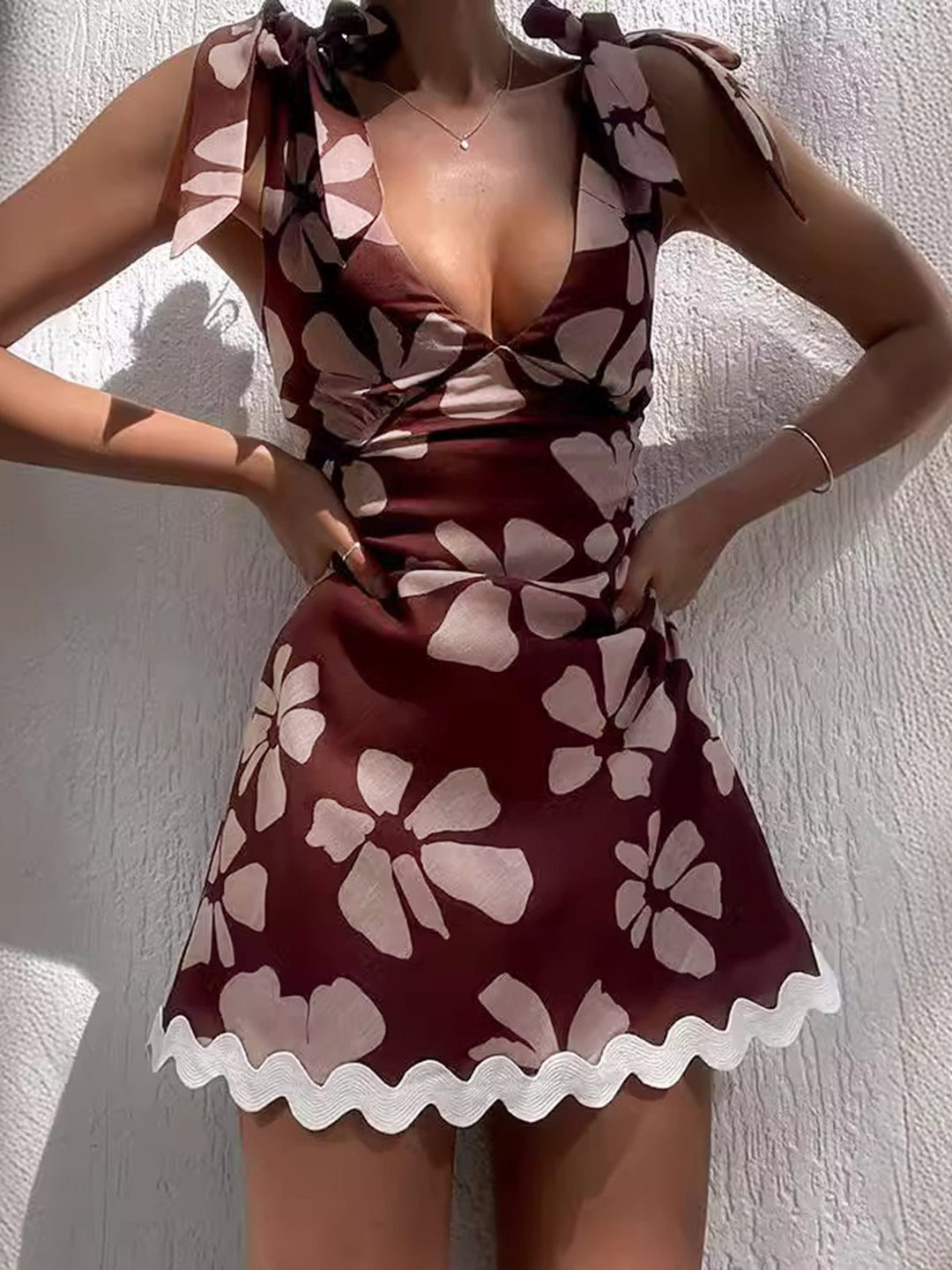 Çiçekli düğümlü kısa elbise