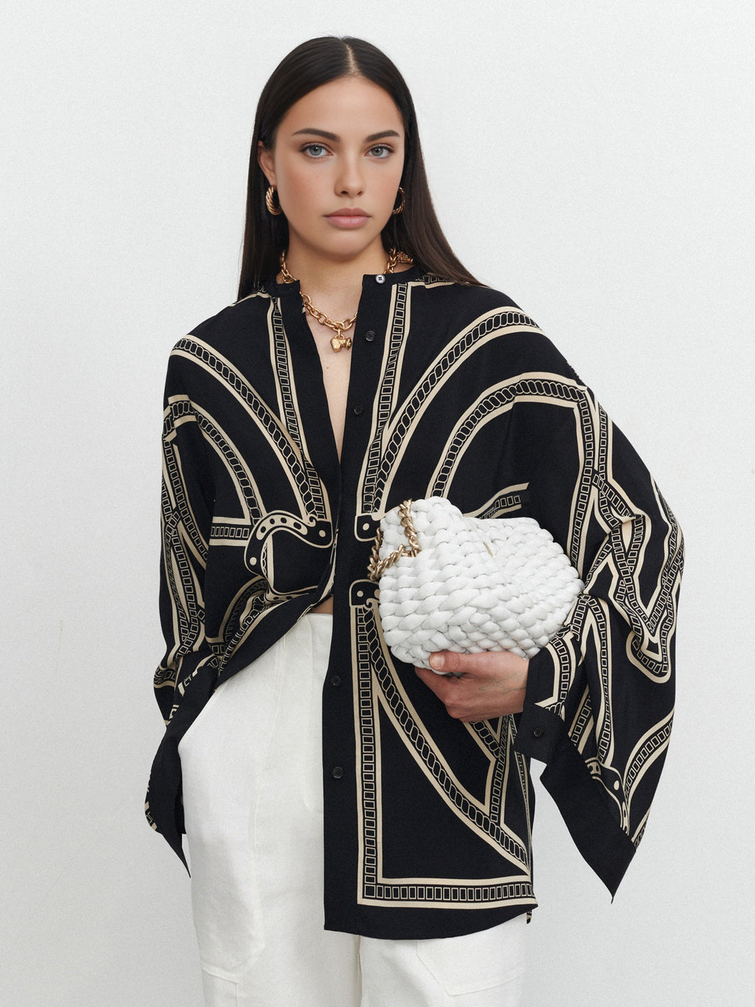 Boheme Desenli Saten Gömlek, zarif ve şık bir görünüm sunar.