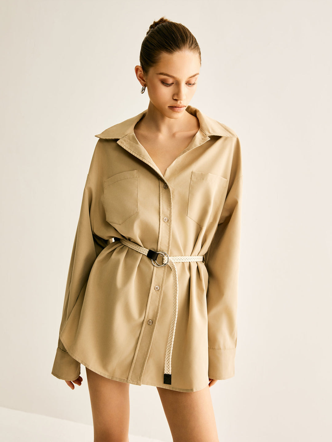 Düz Yaka Lariat Kemerli Elbise, şık ve günlük bir stil sunuyor