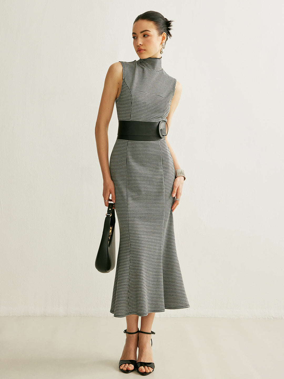 Şık kolsuz ekoseli elbise ve kemer