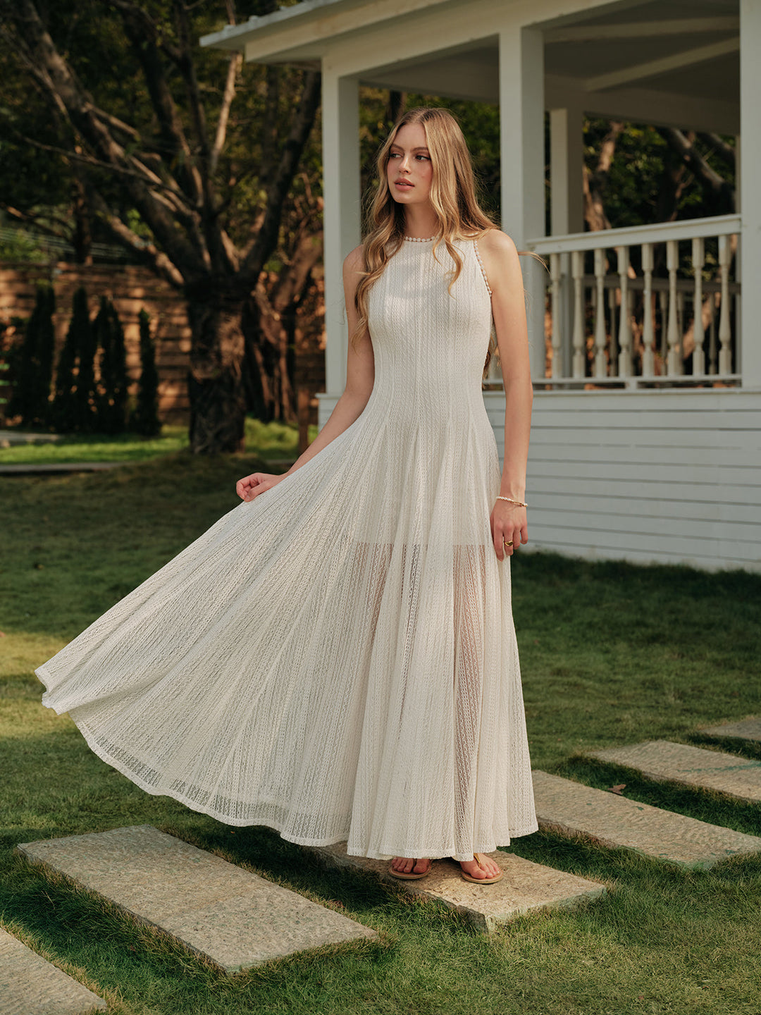 Zarif yarı şeffaf dantel kolsuz elbise