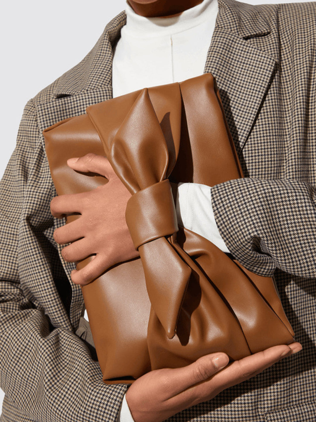 Fiyonk Tofu Püskül Çantası, zarif ve şık tasarımıyla