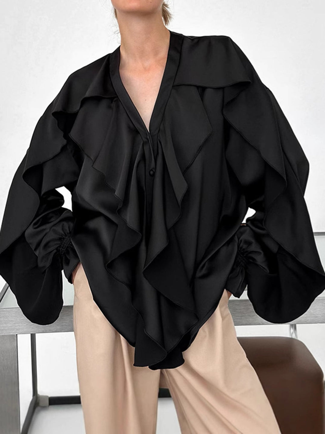 V Yaka Volanlı İnce Bluz - Svelte Chic